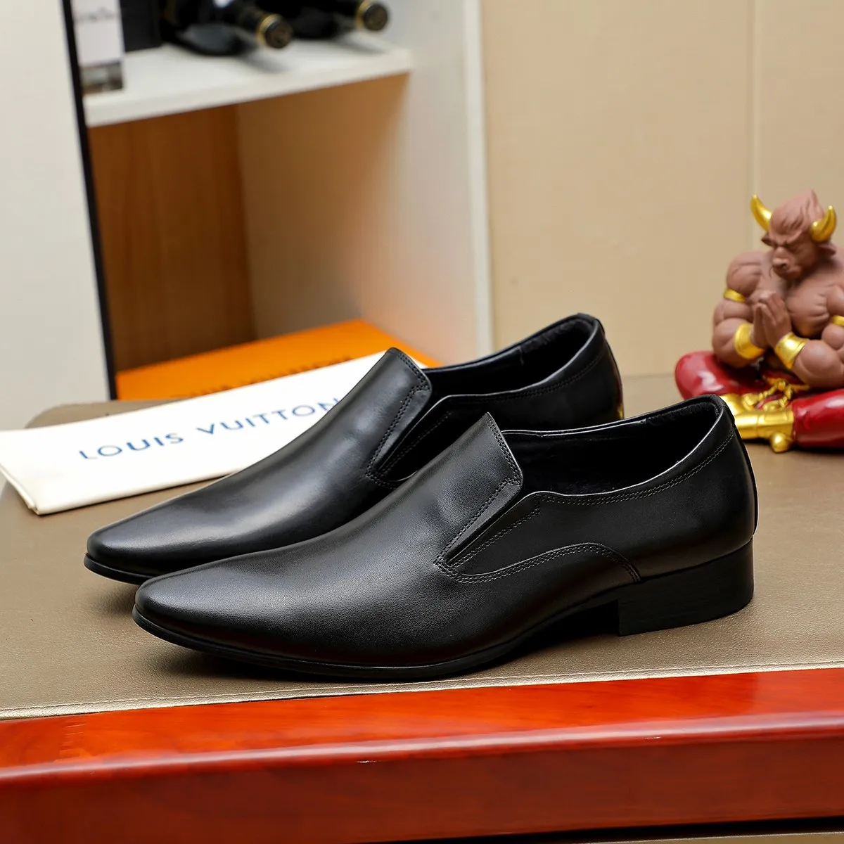 Men's shoes 💰540 💰 Louis Vuitton LV ® Autumn and Winter 🆕 models 🔛Full shoe counter First layer cowhide, 🐂Leather lined casual shoes for men, super soft outsole, essential for driving. Counter synchronization Original first layer cowhide Completely 1:1 mold customization 🌹Top version, 3 colors available! Number: 38-45 (37.46. Customized)